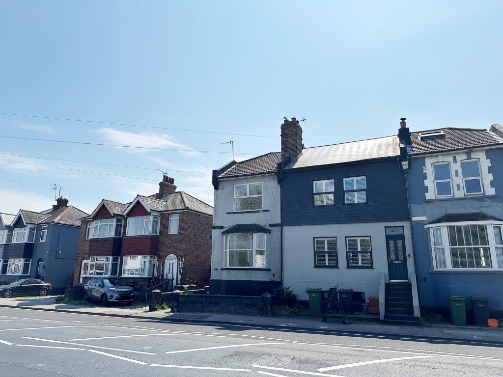Lot: 103 - THREE-BEDROOM END-TERRACE PROPERTY - External of end of terrace house from front
